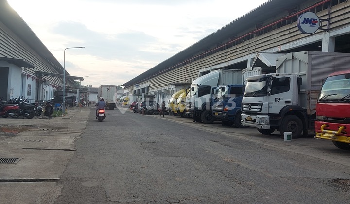 Ready-to-Use Warehouse Strategic Location 40-Foot Container Access.