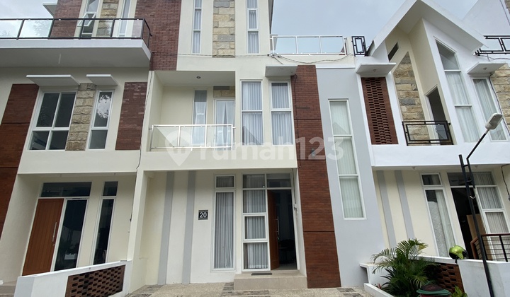 Minimalist Villa + Swimming Pool in Batu City 2