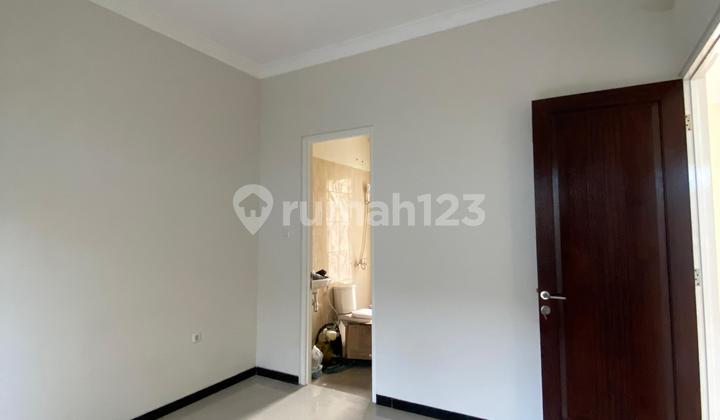 2-Story House Located in the Center of Batu City Close to the Angkut Museum Tourist Attraction 2