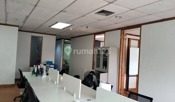 Sewa Kantor Furnish Wisma Bumiputera 119sqm Harga Murah Dekat Transportasi 1