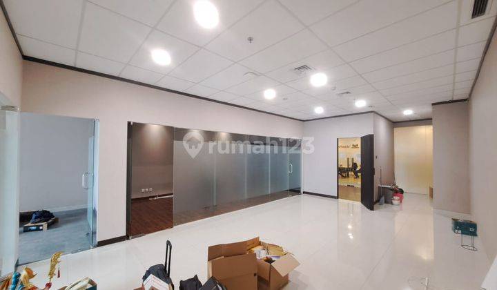 DISEWAKAN RUANG KANTOR SOHO CAPITAL GROGOL LUAS 136m2 SEMI FURNISH 1