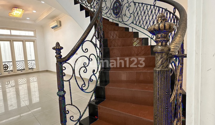 Disewakan Rumah Mewah 3 Lantai 7x25 Di Manyar Permai