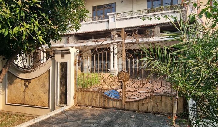 Old House, Land Count, Pik Pinisi, Good Location, 3 Car Road. Old House, Land Count, Pik Pinisi, Good Location, 3 Car Road.
