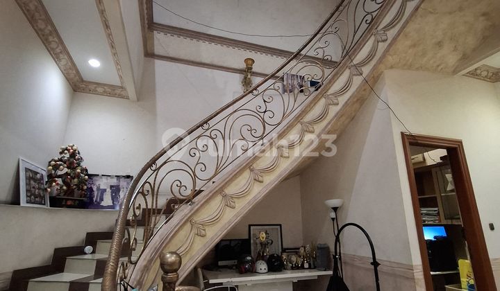 Rumah Muara Karang 10x20 3 Lantai Rapi Siap Huni