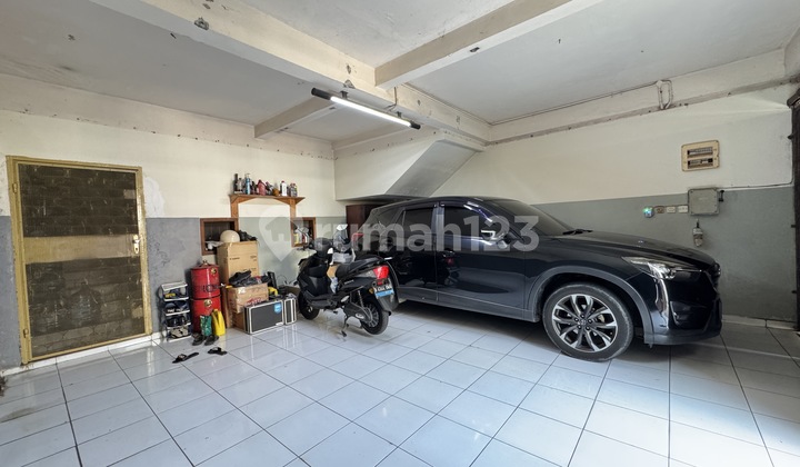 Pluit Boarding House, Wide Street, 3 Cars, East-Facing 2