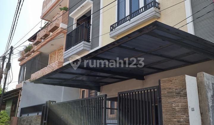 Rumah Jelambar Siap Huni 9.8x20, 3 Lantai