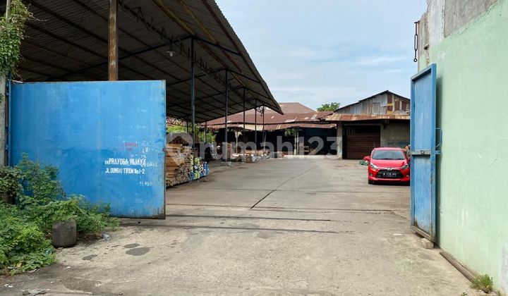 Wooden warehouse factory near the toll road, with kiosks and boarding houses. Wooden warehouse factory near the toll road, with kiosks and boarding houses.