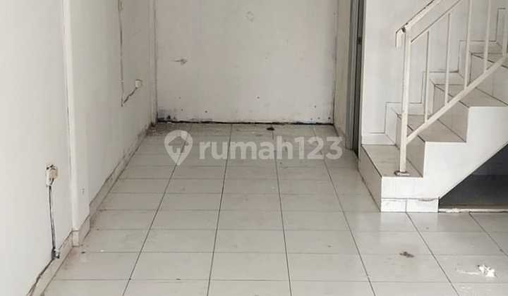 Rent a 2-Story Shop House Facing the Road in Pondok Kelapa, East Jakarta C R Rent a 2-Story Shop House Facing the Road in Pondok Kelapa, East Jakarta C R