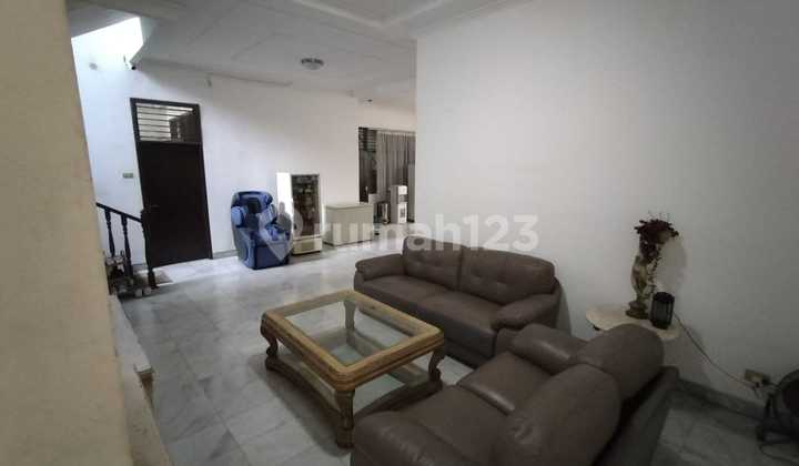 Sewa Rukan 2 lantai di pinggir jalan raya Tomang Jakarta Barat CR 2