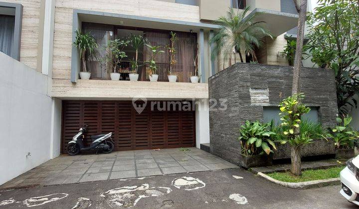 Rumah Mewah dengan Kolam Renang Pribadi di Cluster pondok pinang 1