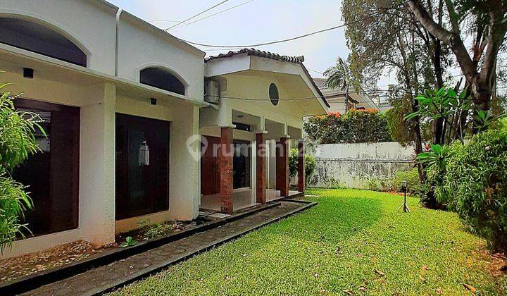 Rumah Luas Lingkungan Nyaman Dengan Kolam Renang Di Jakarta Selatan