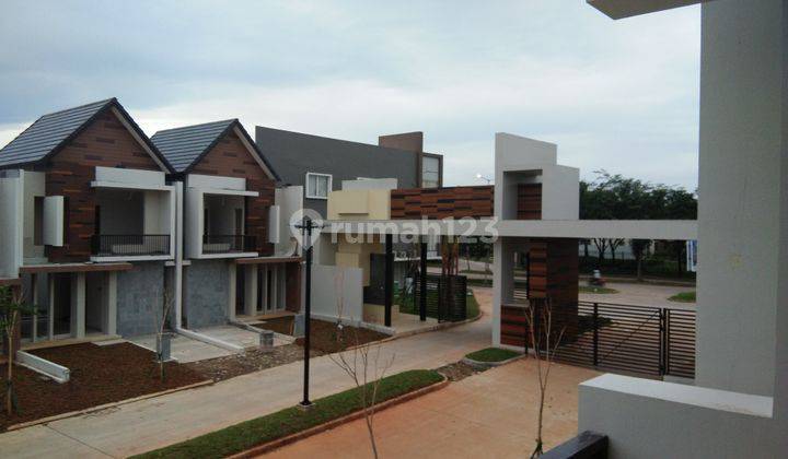 Dijual Rumah Cosmo Estate Lippo Cikarang,siap Huni - Kolam Renang Dalam Cluster 2