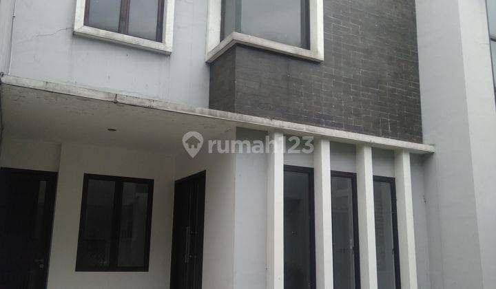 DISEWA RUMAH LUAS DALAM CLUSTER PINGGIR JALAN JAGAKARSA  1