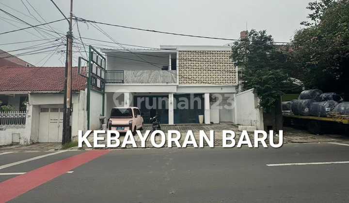 Bangunan Usaha Pinggir Jalan Di Kebayoran Baru Jaksel
