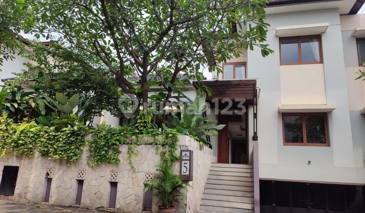 Rumah 2 Lantai dalam Cluster Lokasi Strategis Kemang Jaksel Rumah 2 Lantai dalam Cluster Lokasi Strategis Kemang Jaksel