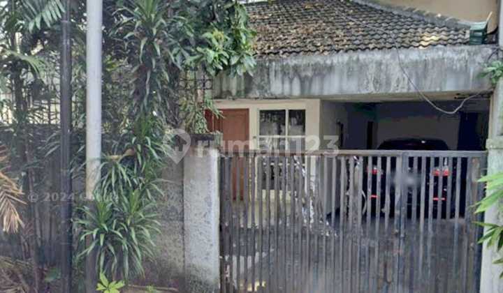 1351 Rumah tua radio dalam