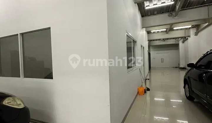 1228 Gedung di Gajah Mada