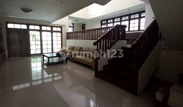 Dijual Rumah Lokasi Strategis Butuh Renovasi Harga Ok Bangunan Masih Kokoh di Pondok Indah 2 Lantai SHM
