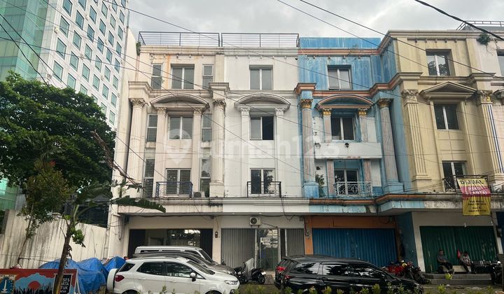 Gedung 4 Lantai di Mainroad Pancoran
