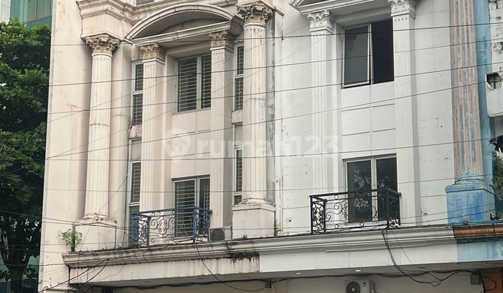 Gedung 4 Lantai di Mainroad Pancoran