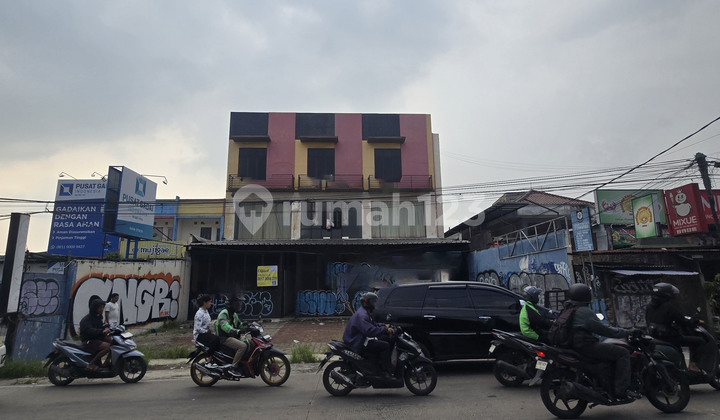 Three Adjacent Shophouses on Jl. Raya Otto Iskandar Dinata (Otista), South Tangerang. Three Adjacent Shophouses on Jl. Raya Otto Iskandar Dinata (Otista), South Tangerang.