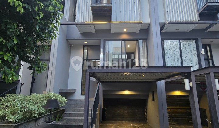 Rumah Full Furnished di BSD City. Di tengah antara BSD dan Gading Serpong