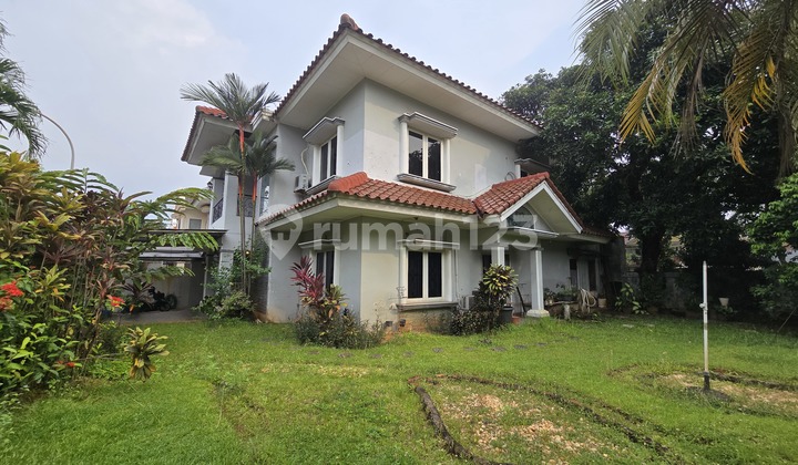 Get a house in a strategic location in BSD City. 2