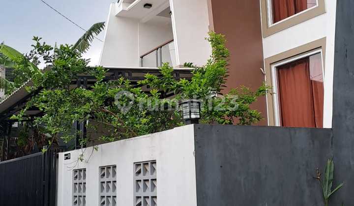 Rumah 2 Lantai. Bekasi Barat Area Jati Asih di Bekasi Barat Rumah SHM 2
