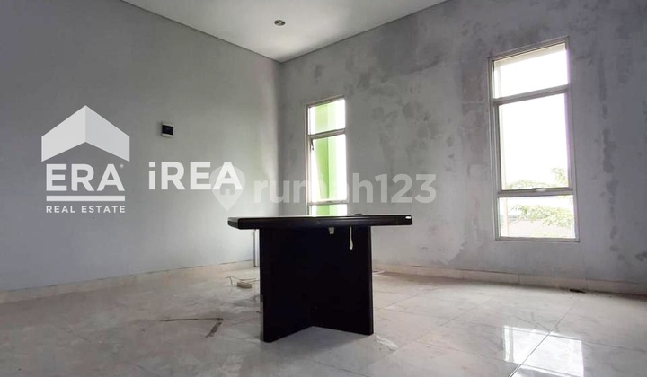 Nice 3-Story Shop House in Solo Near Solo Balapan Station