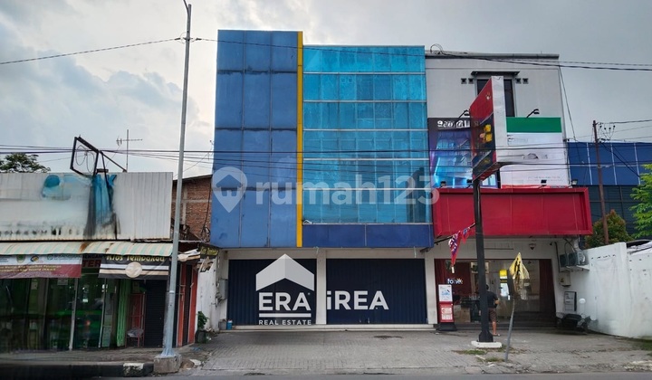 For Rent: Nice 3-Storey Shop House in Solo Near Ir Sukarno Market