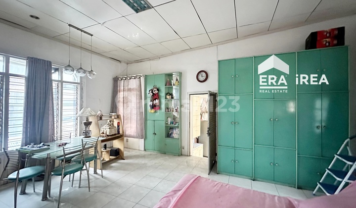 For Sale Strategic 3-Story Shophouse in Solo Near Singosaren Plaza 2