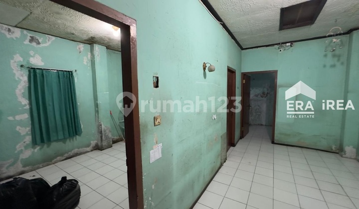 Nice 3-Story Shop House for Sale in Solo Near Nusukan Market 2