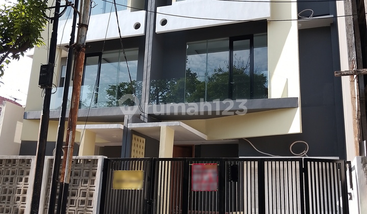 Rumah Brand New Elegant 3 Lantai di Pulomas, Lingkungan Asri, Harga The Best Rumah Brand New Elegant 3 Lantai di Pulomas, Lingkungan Asri, Harga The Best