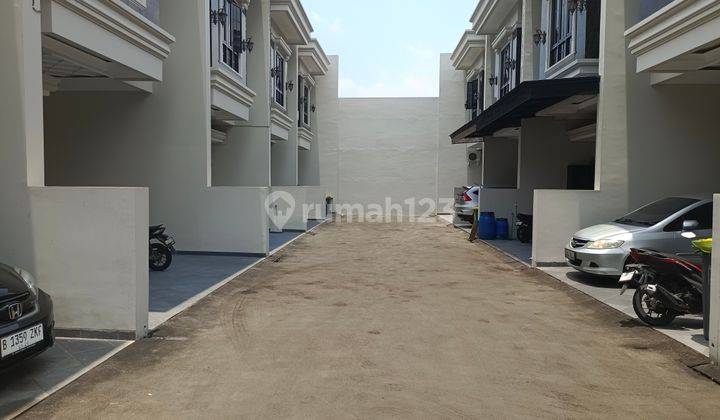 Rumah Klasik Lokasi Strategis 2 Lantai Siap Huni di Tanah Baru, Depok 2