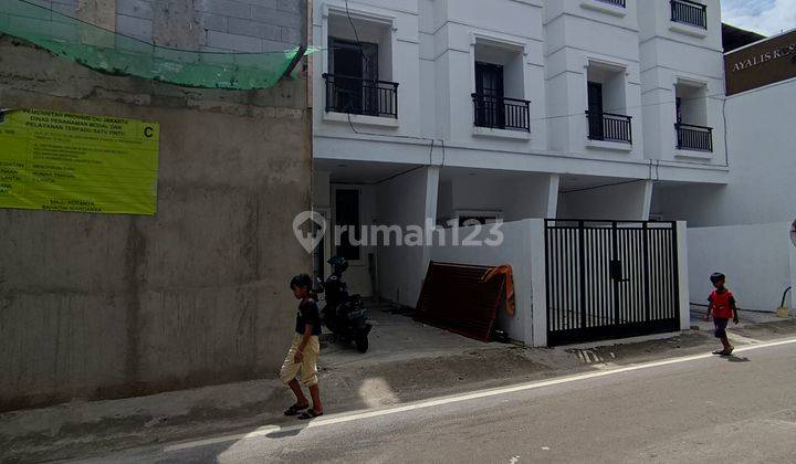 Rumah 3 lantai siap Huni di Menteng, Jakarta Pusat