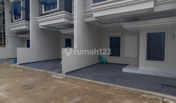 Rumah Klasik Mewah Dan Luas di Tanah Baru Beji Depok 2