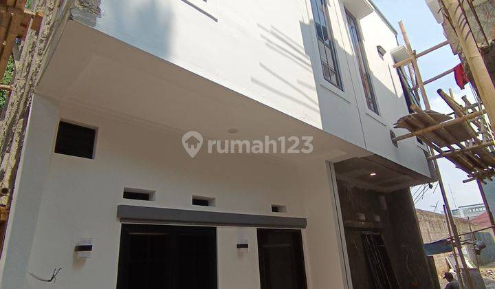 Rumah Minimalis 2 Lantai Akses Dan Carport Pribadi di Condet 1