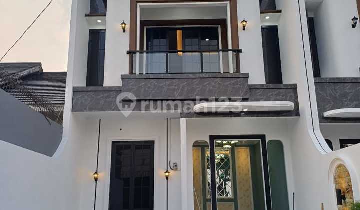 Rumah gaya townhouse super mewah di Jagakarsa, Jakarta Selatan