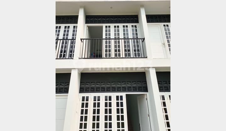 Rumah Modern Minimalis Akses 2 Mobil Fasilitas Premium di Kampung Tengah, Kramat Jati Jakarta Timur