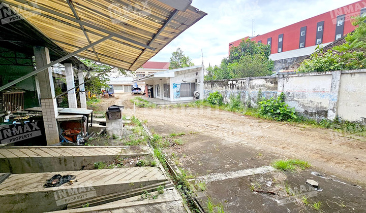 Business Area with 10 Rooms in Oro-Oro Dowo Area, Busy Traffic.