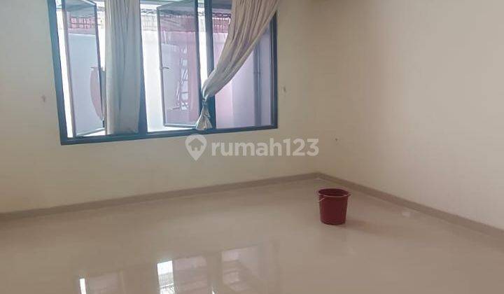 Rumah sewa 2 lantai bagus dan modern. Baru direnovasi 2