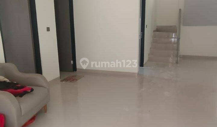 Rumah sewa 2 lantai bagus dan modern. Baru direnovasi 1