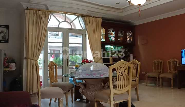 House In A Luxurious Neighborhood 2