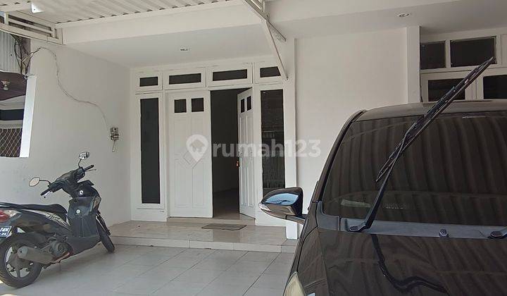 Rumah Putih Bersih Di Daerah Strategis 1