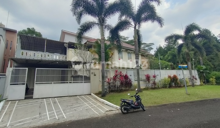 Nice Hook House with a Swimming Pool and Still Spacious Yard. 2