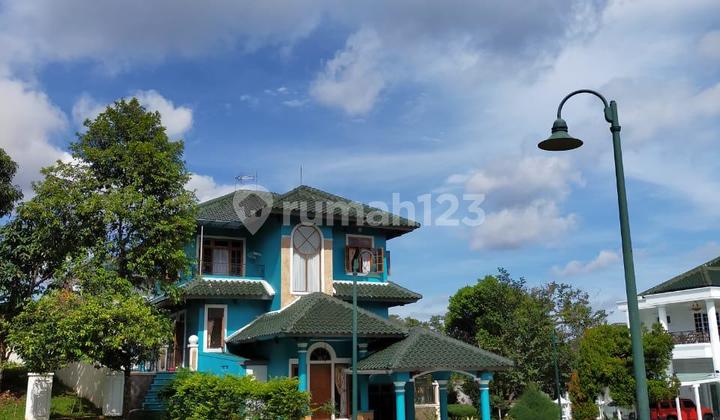 Rumah Hook Depan Area Hijau Lingkungan Asri