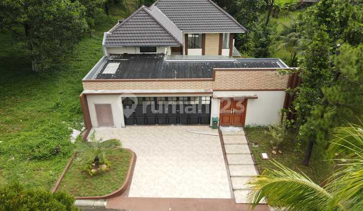 Rumah Dua Lantai Asri Belakang Rumah Area Hijau