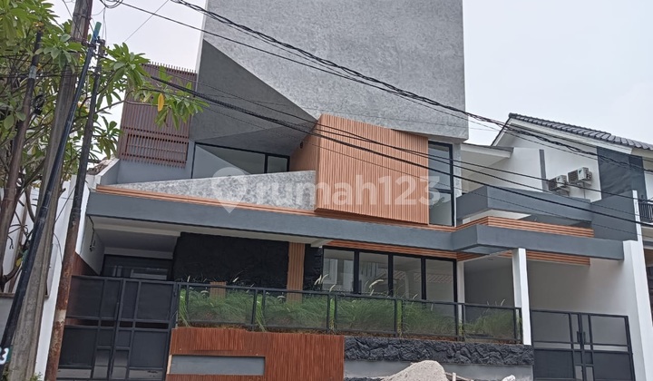 ASRI luxurious house complete with a ready-to-occupy swimming pool within a compound in Bintaro Jaya Sector 9. ASRI luxurious house complete with a ready-to-occupy swimming pool within a compound in Bintaro Jaya Sector 9.