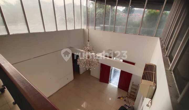 His house is in the Radio Dalam area. 2