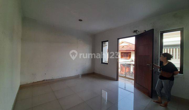 Tomang Rumah  Jalanan Lebar